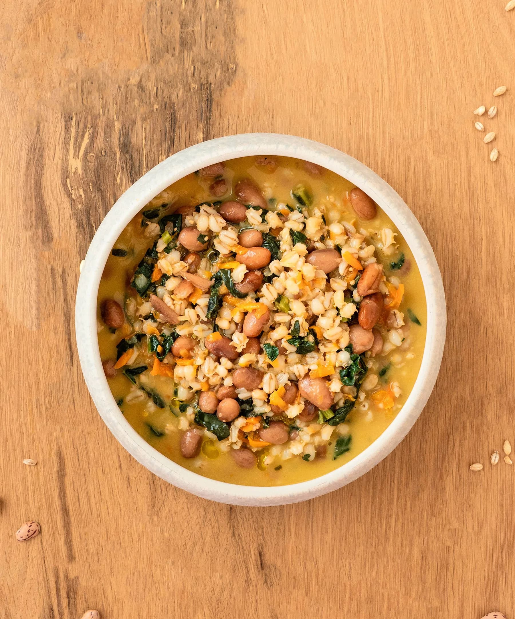 Zuppa d'orzo con fagioli borlotti e cavolo nero