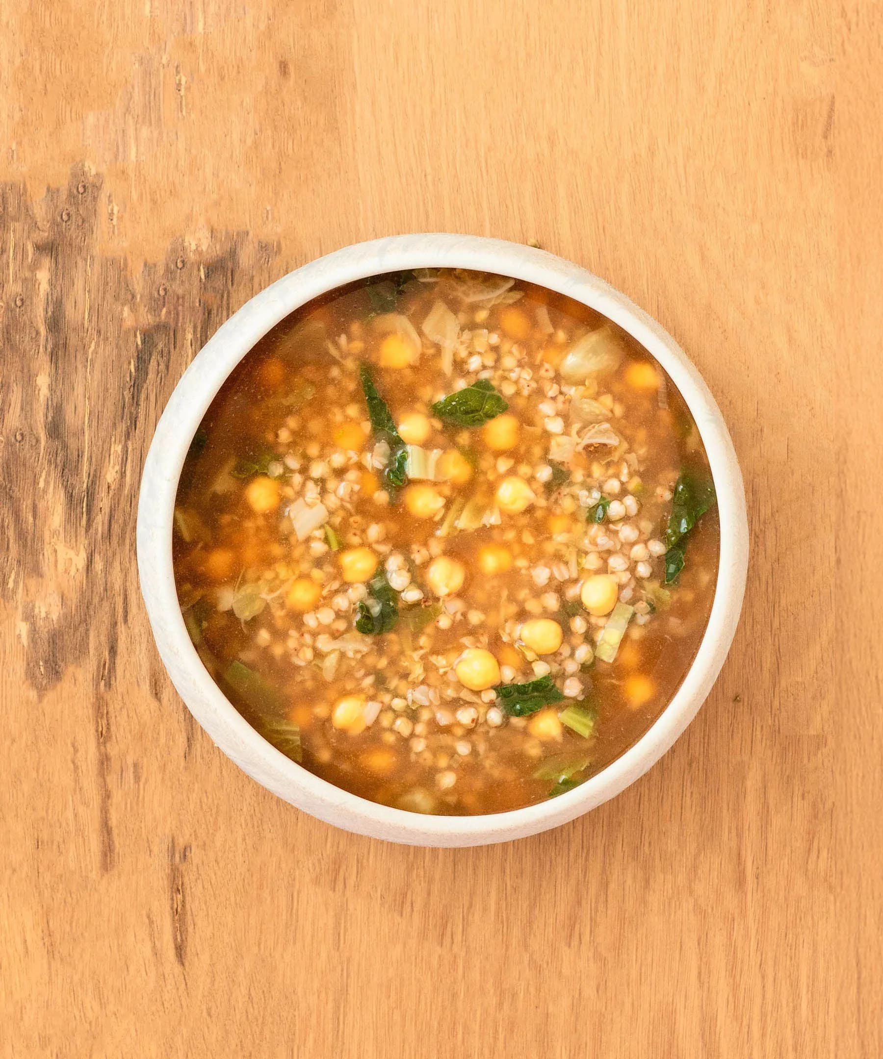 Zuppa di grano saraceno con ceci, verza e miso
