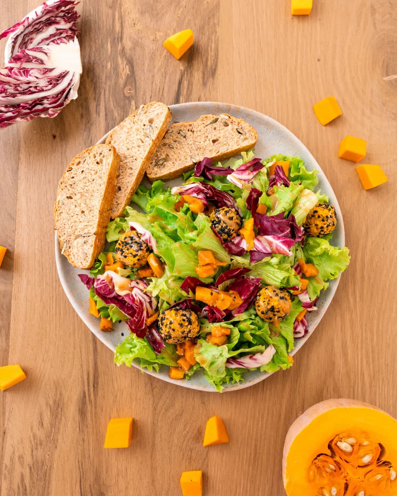 Insalata Vegana con polpette di ceci, zucca al forno e crema di arachidi