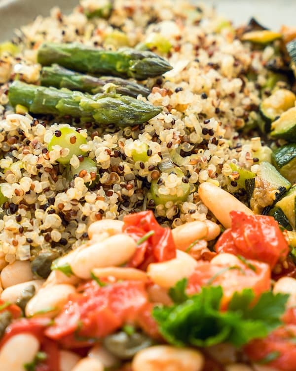 Ciotola bilanciata con quinoa, verdure e legumi