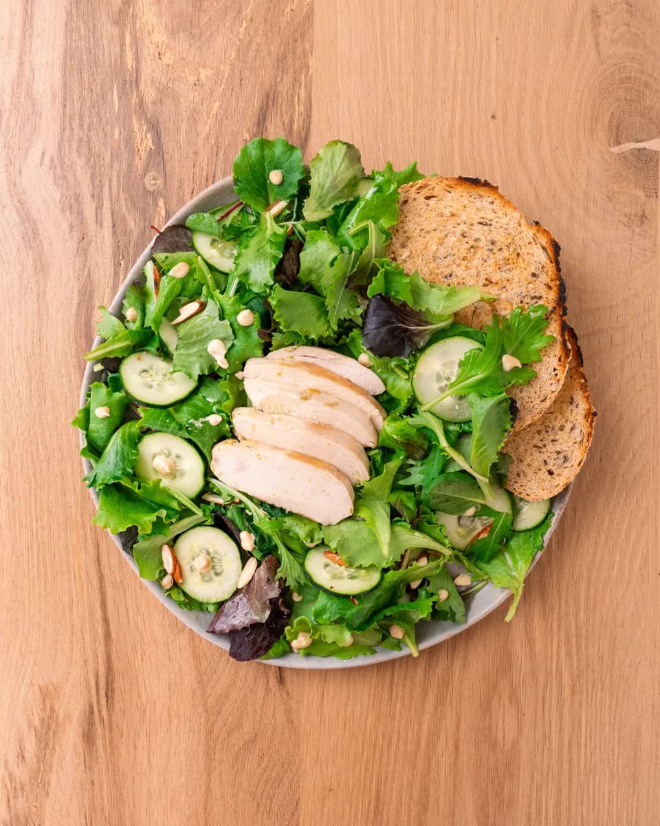 Insalatona proteica con pollo marinato al lime