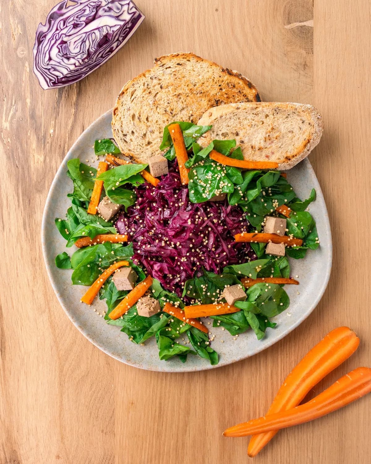 Insalatona vegana con quinoa e tofu marinato