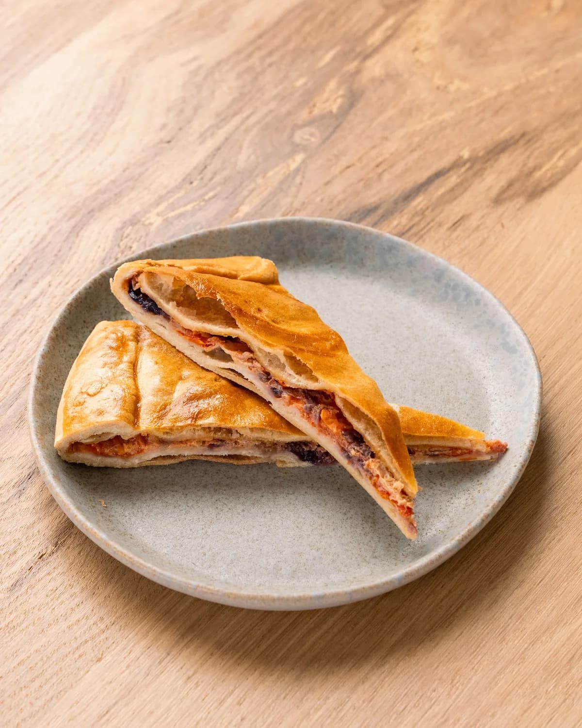 Rustica con pomodorini, cipolla e uovo