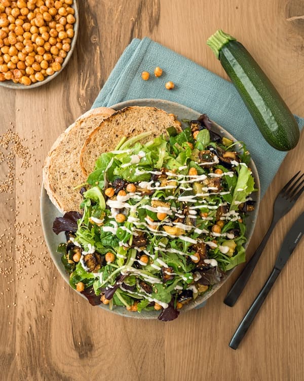 Insalatona con verdure di stagione, ceci croccanti e pane integrale