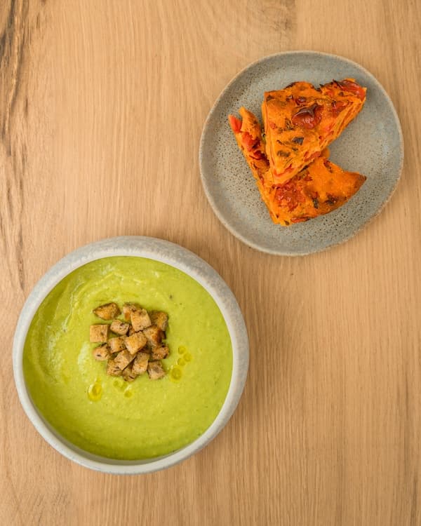 Zuppa verde con crostini e torta salata alle verdure