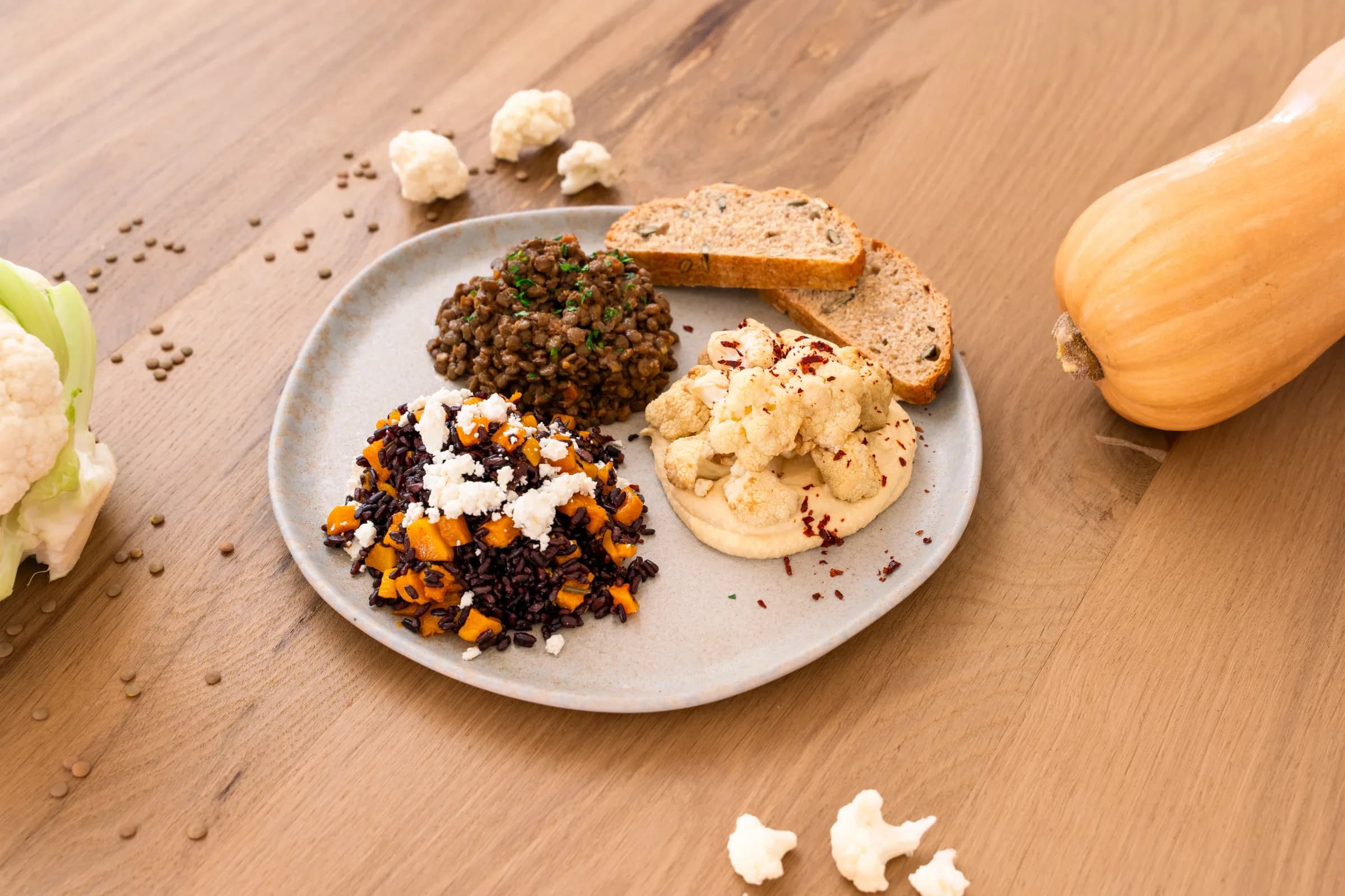 Tris MiAmoro vegetariano: riso venere con zucca e feta, lenticchie e hummus con cavolfiore arrostito