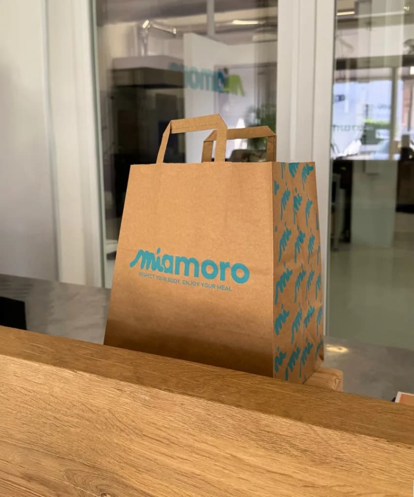 Borsa take away MiAmoro con logo sul bancone del laboratorio