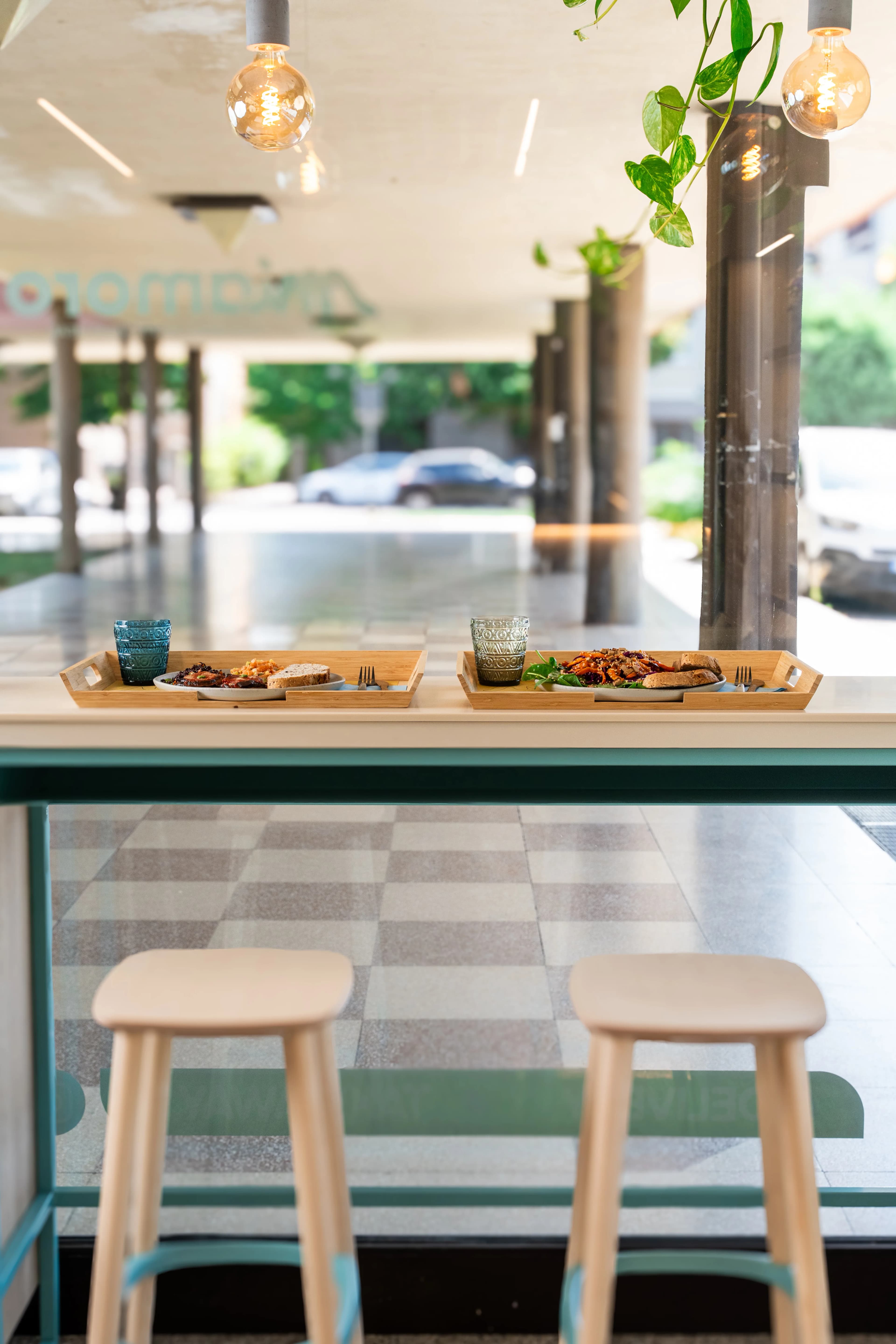Interno del bistrot MiAmoro: luce naturale e posti a sedere