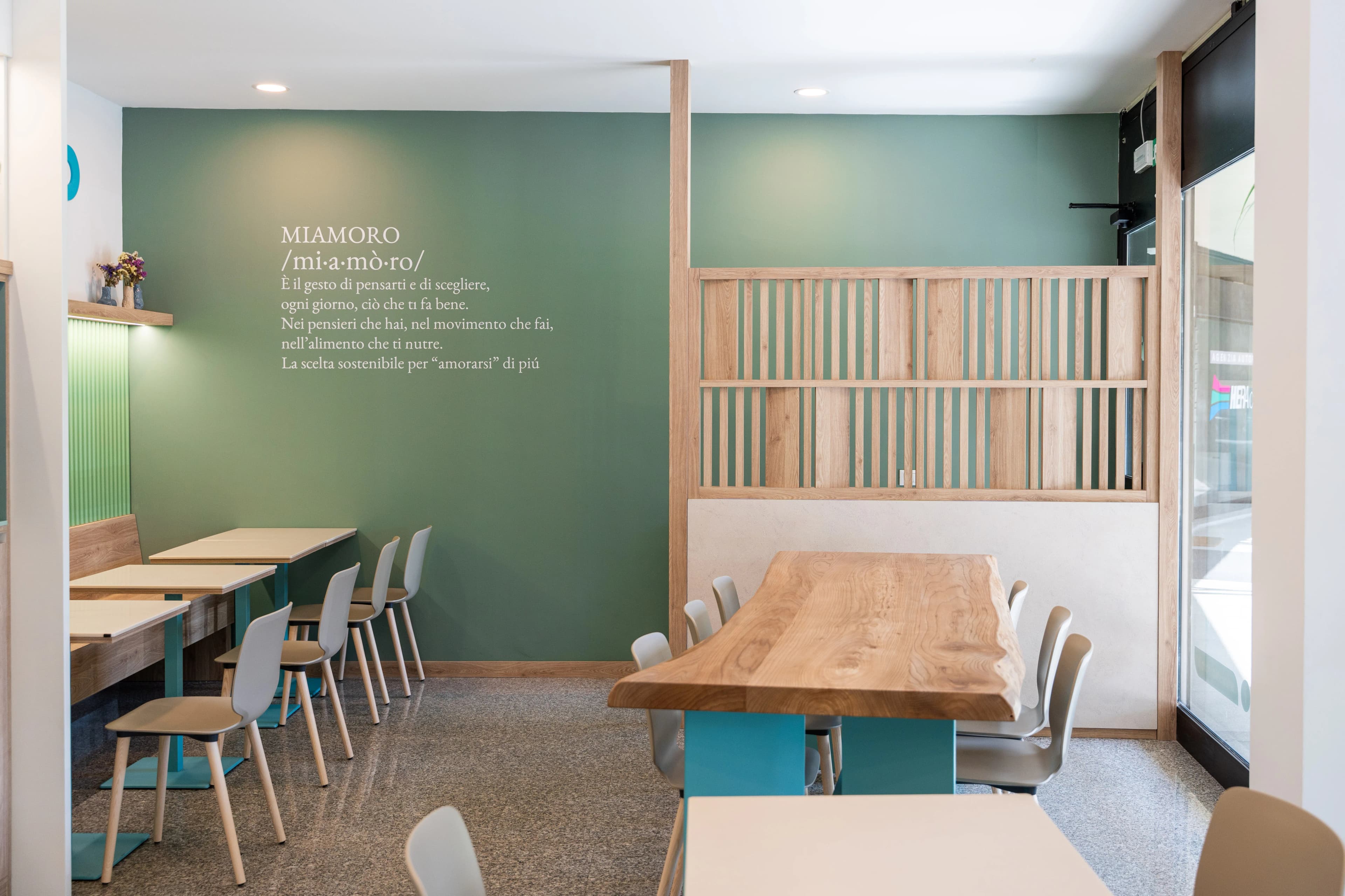 Sala del bistrot MiAmoro con luci calde e tavoli apparecchiati