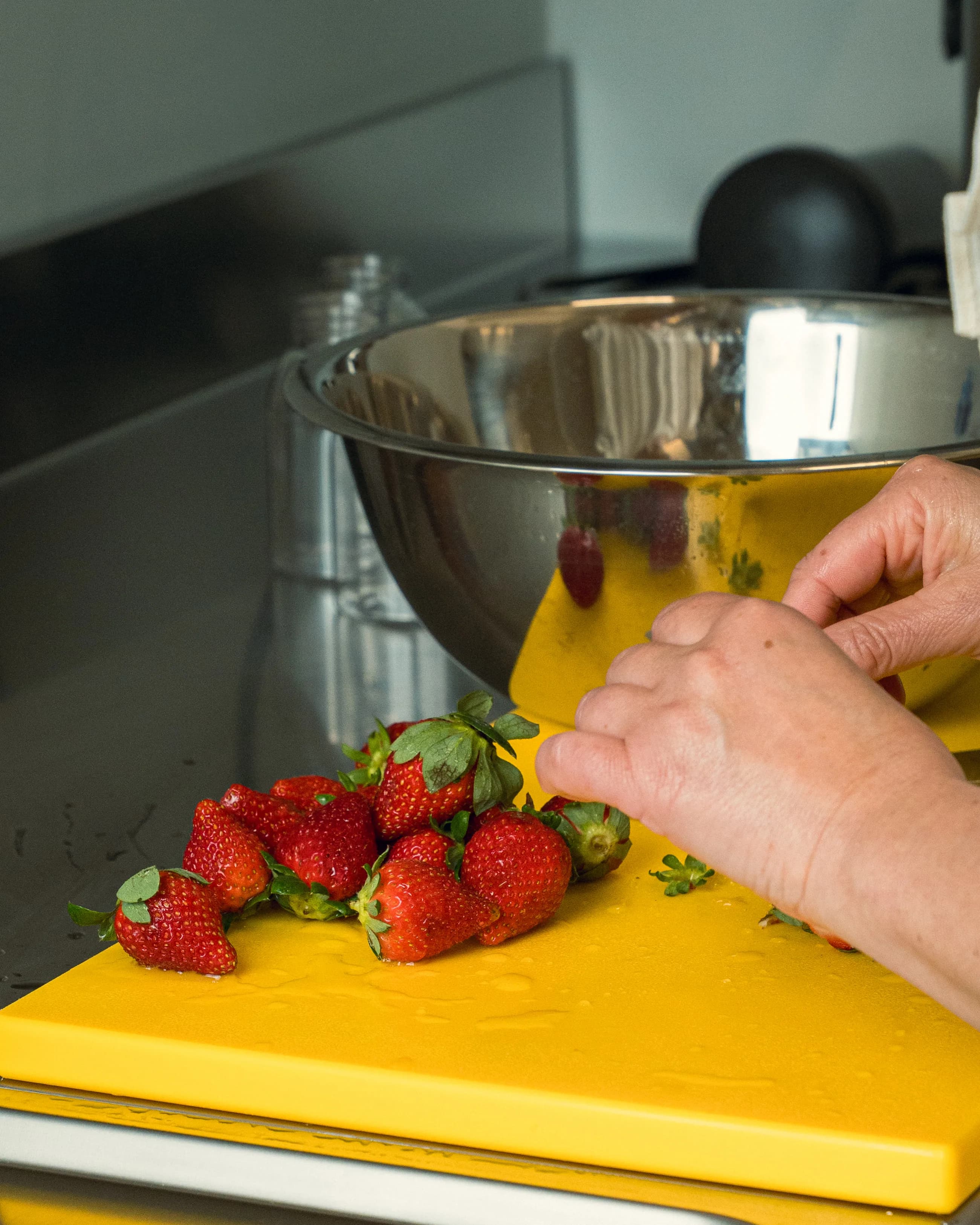 Preparazione di fragole fresche sul banco in acciaio del laboratorio