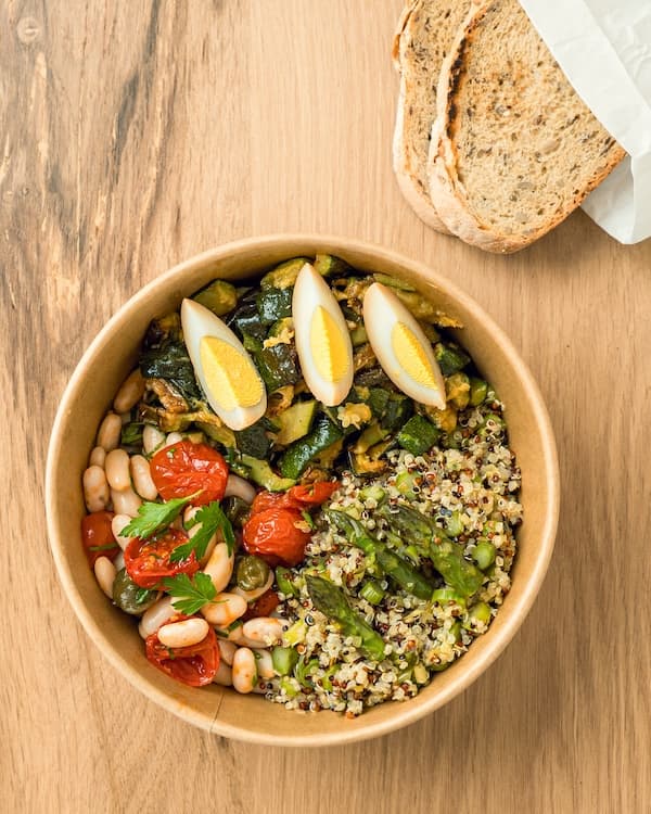 Bowl da asporto con quinoa, verdure, legumi e uovo