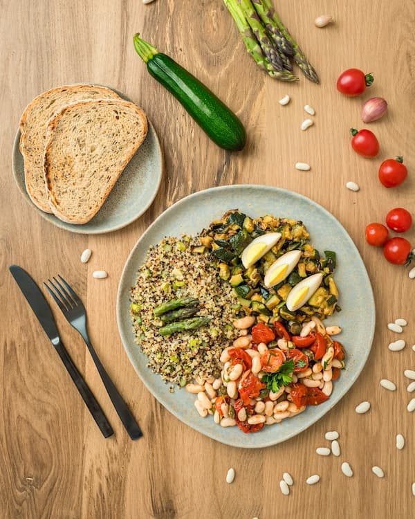 Tavola con piatti colorati e ingredienti freschi