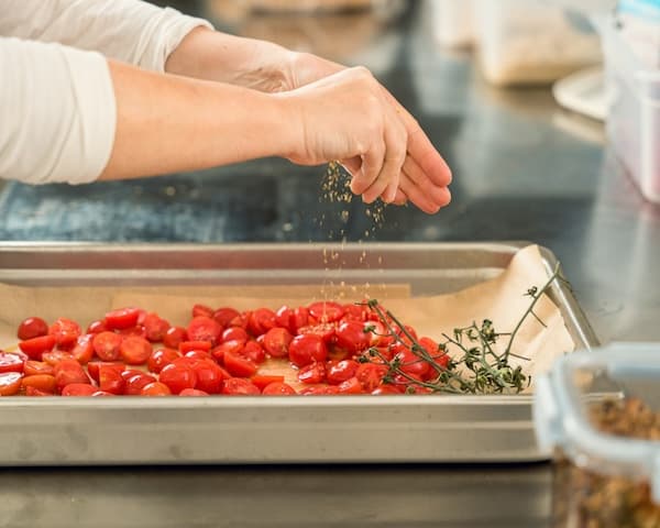Preparazione in laboratorio: pomodorini conditi