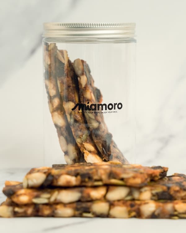 Insalata fresca con dressing e pane integrale